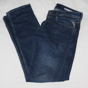 Säljer dessa feta replay jeans i en mörkblå färg. Fint skick, sparsamt använda.  Storlek 31/34