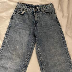 Lågmidjade vida jeans från h&m, slutsålda på hemsidan