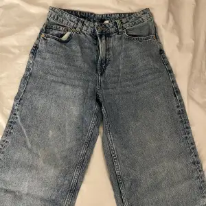 Lågmidjade vida jeans från h&m, slutsålda på hemsidan