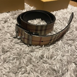 Burberry bälte - Säljer nu mitt burberry bälta storlek 110cm, bra skick, låda finns, pris kan diskuteras vid snabb affär