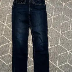 Super fina och sköna jeans. Nästan aldrig använda! storlek 27 men passar mig som är 34-36  Ny pris runt 1200kr