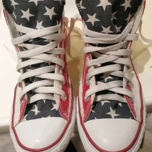 Snygga Converse  - Jätte snygga i strl 37,5 Tvättade och fräscha inför nästa ägare !! :-)  Mycket fint skick! 