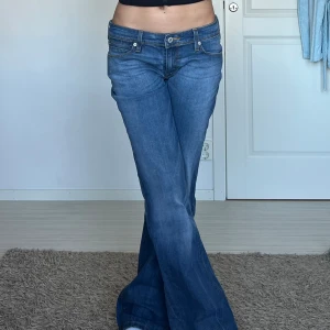 Levis - midjemått: 38cm rakt över, innerbenslängd: 82cm 💗 