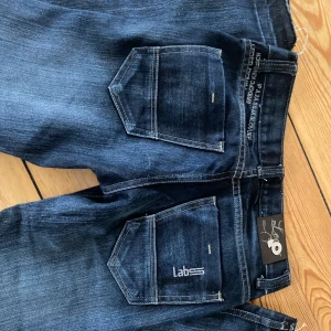 LeGer jeans  - LeGer by Lena Gercke jeand. Säljer de här då de är lite för små för mig💗 sitter perfekt i längd, sömmen längst ned är uppsprättad för att göra de längre. Jag är 172 lång och brukar ha 34-36 i jeans. Sista bilden är lånad!