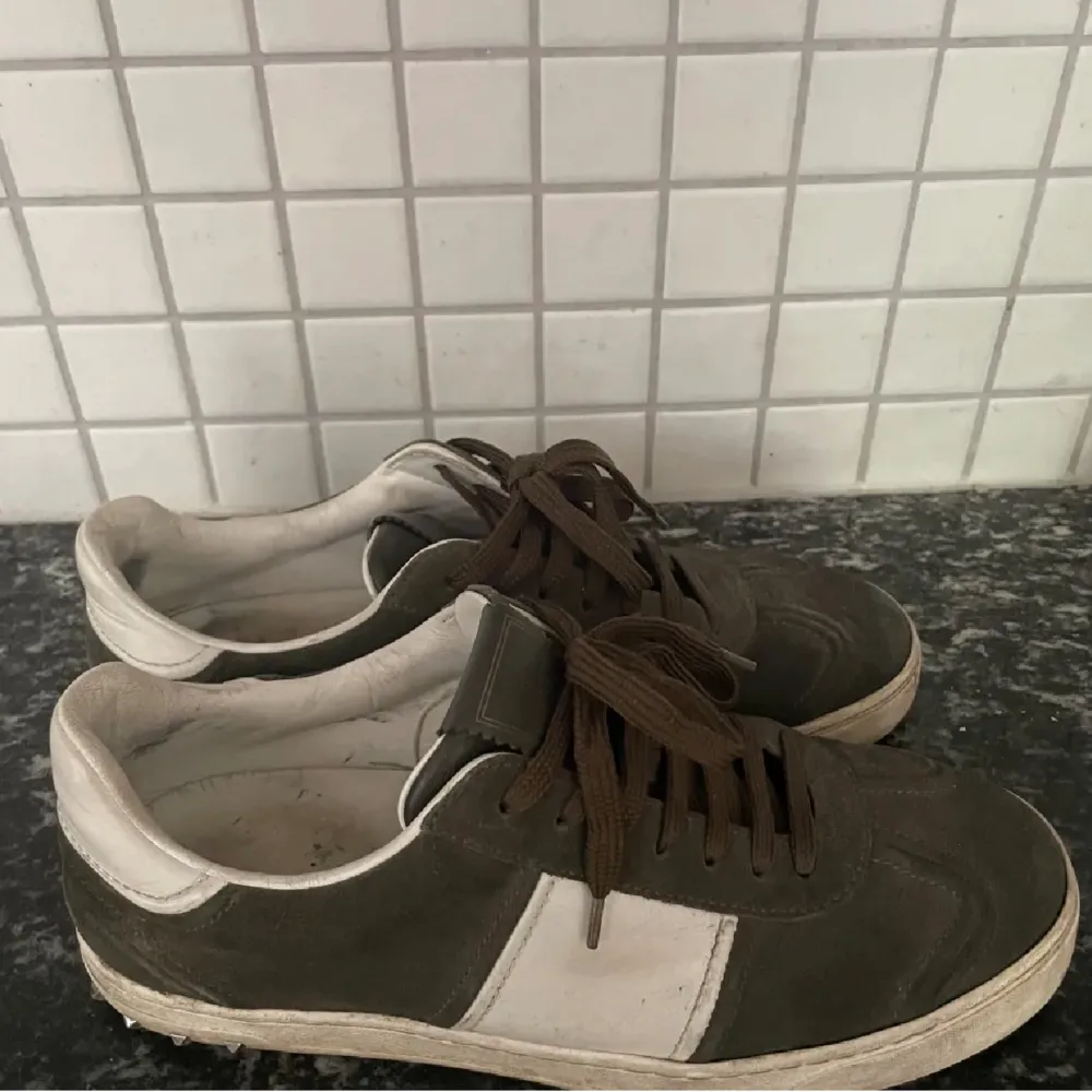 Valentino flycrew i den eftertraktade gröna färgen. Size 42. Har endast sko påsar, inget annat OG kvar. 5 nitar borta på höger, 6 på vänster. Men går lätt att köpa nya o sätta på! Har lagat sulan hos skomakare i somras.  Var inte rädd att lägga bud!. Skor.