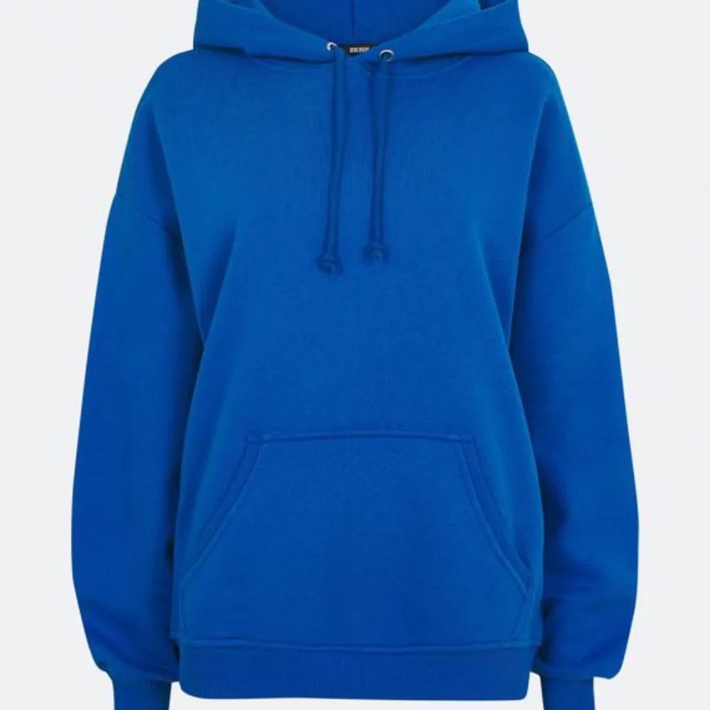 Säljer den här blå hoodien från bikbok. Jätte fint skick, använd fåtal gånger. Slut såld🥰. Hoodies.