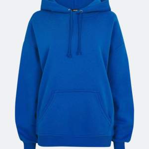 Säljer den här blå hoodien från bikbok. Jätte fint skick, använd fåtal gånger. Slut såld🥰