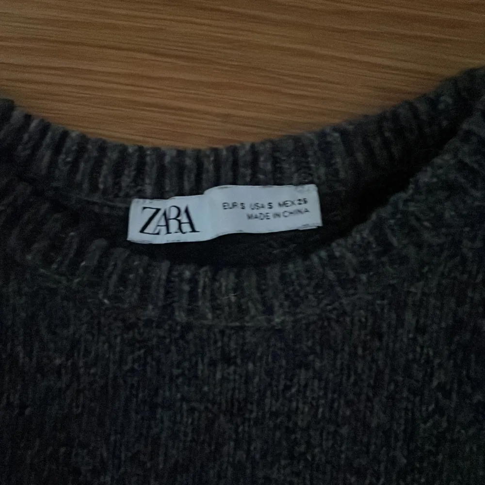 grå stickad t-shirt från zara🥰nypris: 349kr jag säljer den för 200kr💞 storlek s men den är väldigt liten i storlek så passar även xxs och xs🥰 säljer pågrund av att den är lite kort💞 använd någon gång men fortfarande fint skick! . Stickat.