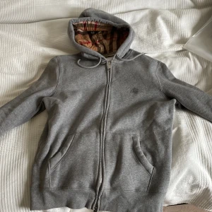 Burberry zip up - Skick 9/10, äkta såklart (som allt annat jag säljer), köp går bra genom Plick eller Swish! . Passar S/M. Den är legit checkad (bevis på det också) 