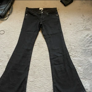 Low Waist jeans från ONLY  - Säljer min populära lågmidjade jeans från ONLY och dom är ett superfint skick och passar perfekt på mig som är 160cm lång, midjan är 27 men passar 24/25 💗