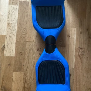 Hoverboard/segboard - Har bara använt några gånger, helt som ny. Kommer med skalet laddare och covern. Ordniala priset var 1700. Den är svarten kommer med ett skal som är blått