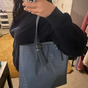 Axelväska  - Väldigt snygg axelväska med ormskinnsmönster🤩 färgen syns bättre på bild 2&3. Tryck gärna på köp nu!