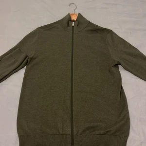 Fullzip från selected homme - Helt ny oanvänd. Köpte den men den va lite för stor på mig så nu säljer jag den för jag känner att den behöver få en ägare😁  Passa på nu när frakten är billig😁😁