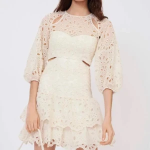 Klänning - Säljer denna otroligt fina klänningen från Maje⭐️ Endast använd 1 gång! Perfekt för student eller avslutning!!