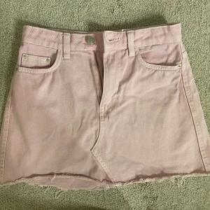 Rosa jeanskjol - Superfin rosa jeanskjol från bershka i jättebra skick!!! Färgen är ännu mer rosa i verkligheten än på bild🥰💖💖
