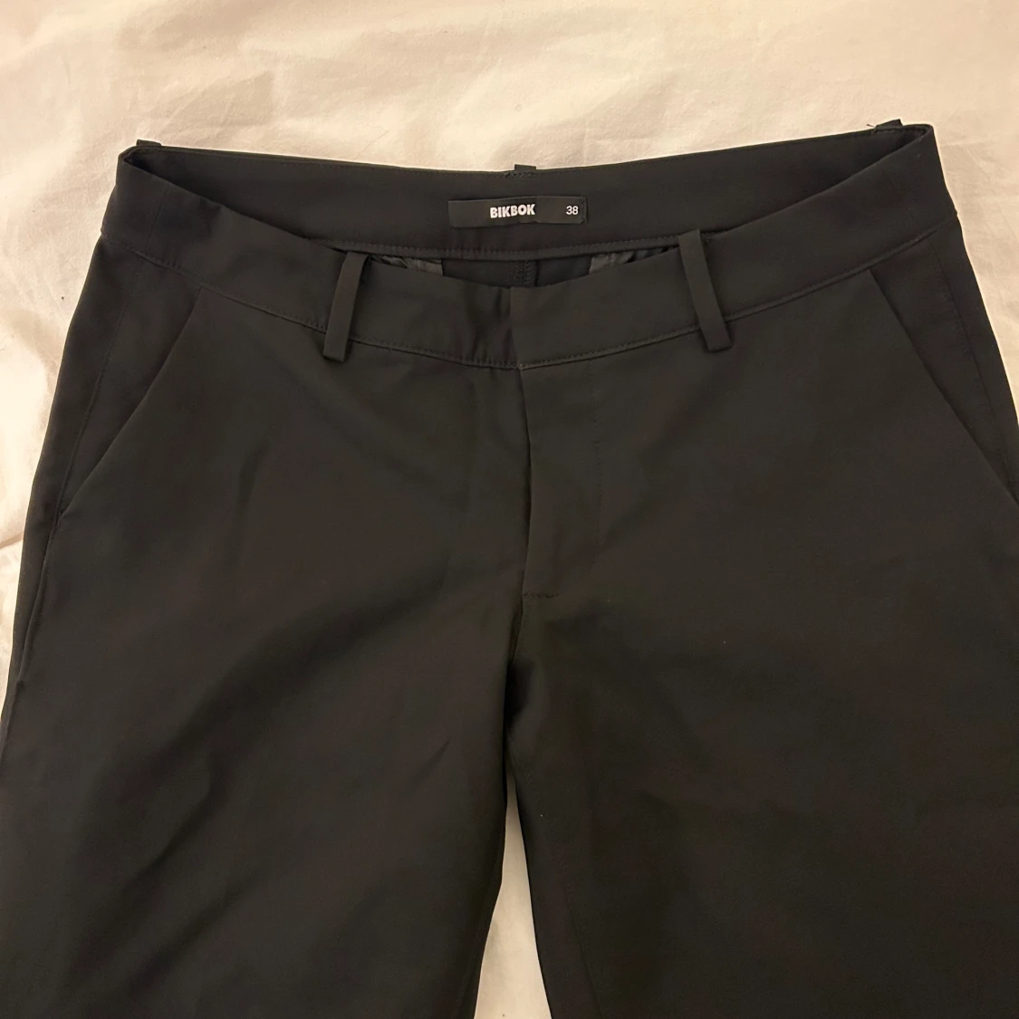 Lågmidjade kostymbyxor BIKBOK