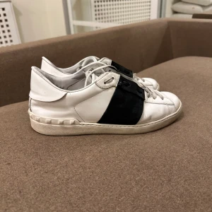 Valentino garavani  - Väldigt snygga valentino skor Storlek 44 6/10 skick Äkta men har inget bevis Ganska slitna där bak på insidan men hela utsidan är väldigt fin! Nypris 7300kr  Säljer för 2000kr Priset kan diskuteras vid snabb affär 