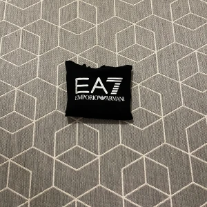 EA7 hoodie - Säljer min svarta EA7 hoodie, den är använd men har inga skador eller något annat på sig. Kontakta privat för fler bilder eller frågor. Fri frakt📦