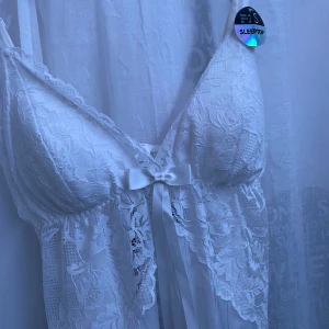 Spets topp  - vit spetts top som är helt oanvänd, den har fortfarande stolek och lappen kvar, i stolek S, sitter jättefint på och har inbyggda kuddar🤍passar både som nattlinne och fest linne🤍mitt pris:110kr🤍kom privat för mer🤍