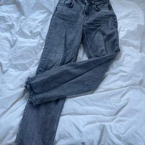 Grå/svarta jeans i storlek 36 från Gina tricot🥰 så snygga jeans, perfekta till våren! Dom är medelhög/hög midja med lite ”slitna” detaljer. Använd typ 2 gånger😍