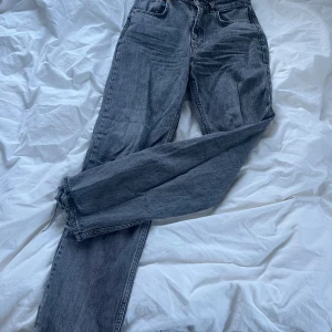 Gråa jeans - Grå/svarta jeans i storlek 36 från Gina tricot🥰 så snygga jeans, perfekta till våren! Dom är medelhög/hög midja med lite ”slitna” detaljer. Använd typ 2 gånger😍
