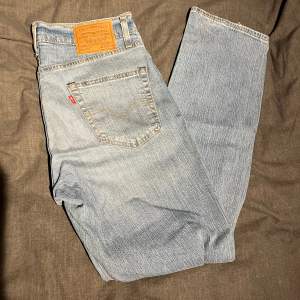 Ett par rikigt schyssta Jeans ifrån Levis! Byxorna är aldrig använda och har bara legat i en låda. De är alltså som helt nya! Ifall ni har fler funderingar är de bara att skriva! Priset är ej hugget i sten!