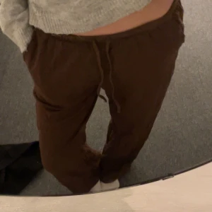 Linnebyxor  - Bruna linnebyxor från hm. Storlek s. Är 163 cm lång och dom är low waist🩷 säljer skit billigt för endast 150kr säljer lika dana i svart och beige också!❤️