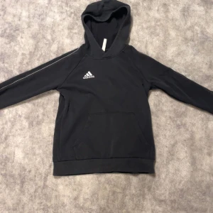 Adidas hoodie - Säljer min adidas hoodie för använder den aldrig längre. Den är i fint skick och är knappt använd. Storlek ska passa 13-14 åringar. Om du vill ha fler bilder är det bara att fråga. Pris går att diskutera!