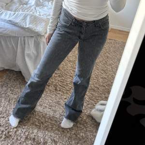 Lågmidjade jeans från lee som både är för långa och för stora för mig 👌