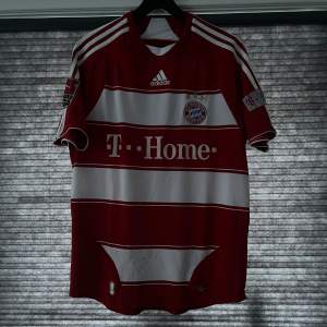 Tjena!! Säljer en Bayern München tröja från 2008-2009 den är i storlek L den är i bra skick men det finns någon fläck på den nedre delen av framsidan och märkena på ärmarna är spruckna och lite slitage på namnet. Tröjan har schweinsteiger på ryggen!😁