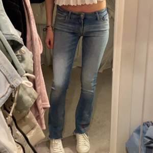 Lågmidjade jeans från replay🤍 midjemått:70🤍 Innerbenslängden:76🤍jag är 164