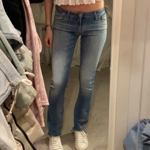Lågmidjade jeans - Lågmidjade jeans från replay🤍 midjemått:70🤍 Innerbenslängden:76🤍jag är 164