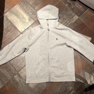 Ralph luren zip hoodie - Säljer min Ralph lauren zip hoodie. 9/10 skick. Nypris 1999 mitt pris 599. Storlek S passar även 170