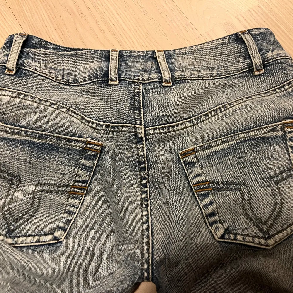 Ett par ljusblå lågmidjade bootcut jeans från märket Rude! Passar mig i längden som är ca 171 lång!. Jeans & Byxor.
