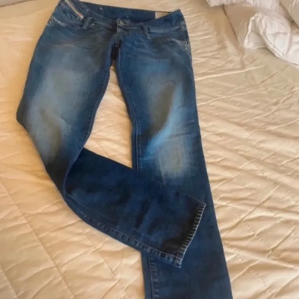 säljer domhär diesel jeansen pågrund av att dem va lite för långa på mig som är väldigt kort💛 midjemåttet är 38cm rakt över, innerbenslängd 83cm💛. Jeans & Byxor.