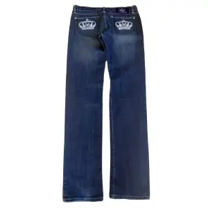 Raka, mörka Victoria Beckham jeans. Storlek 28 US, motsvarar ungefär st 34 EU. Mycket bra skick, inga defekter förutom att några stenar ramlat av från kronorna på fickorna (se bild). Fråga gärna om mer bilder ❤️