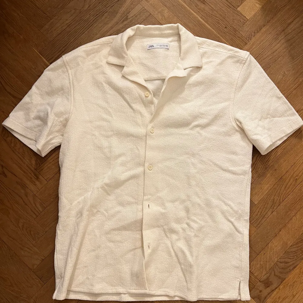 Väldigt fin zara ”skjorta” perfekt nu till sommaren i handduk material storlek M använd runt 2-3 gånger. Tröjor & Koftor.