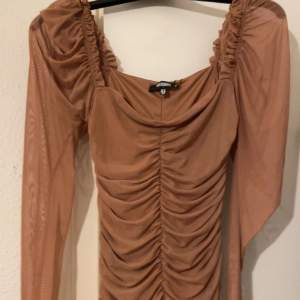 Superfin brun klänning från Missguided i strl 38. Oanvänd (prislapp på). 🤎 Pris: 300kr