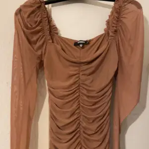 Superfin brun klänning från Missguided i strl 38. Oanvänd (prislapp på). 🤎 Pris: 300kr