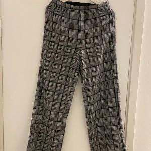 Mönstrade byxor - Säljer mina super snygga byxor i rutmönster. Tyvärr kommer de inte till användning längre. Ganska tunnt tyg och är lång i benen! 