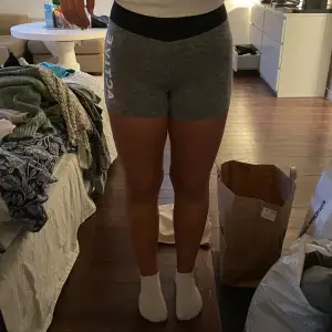 Tränings shorts från H&M i storlek XS. Lite för små för mig och har bara använt ett fåtal gånger!