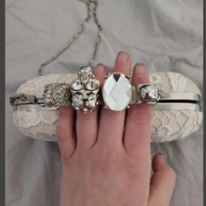 Väska! - En snygg oanvänd väska! Var en present så vet inte exakt priset men tror kanske nån tusing:) sänker priset vid snabb affär. Frakt står jag för!