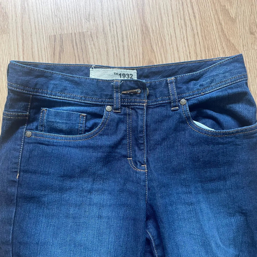 Mörkblå utsvängda jeans, oklart vilket märke. Fint skick. Mått på bilderna. Hör av dig för mer info!. Jeans & Byxor.