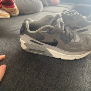 Nike air - Säljer mina Nike air storlek 35.5 dom är använda 