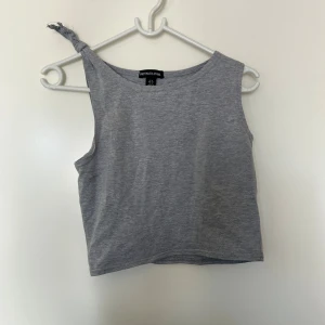 Topp - Super fin topp med en knut på sidan, sitter jätte fint på, strl S. 