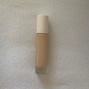 Fenty beauty foundation  - Säljer denna fenty beauty foundation som är använt några gånger, den är köpt på sephora för 600kr shade 120. Locket på den är lite trasig från sidan men det går att stänga den helt. (se bild 4) Priset kan diskuteras! 💕