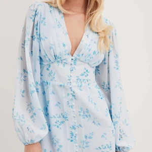 Blå klänning - Säljer denna slutsålda klänning från Na-kd! Den är använd en gång och är i fint skick🦋💙nypris 999kr