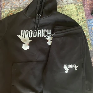 Hoodrich dress  - Storlek M på byxorna och tröjan, Bra skick. Gammla flight og/ gammal modellen.