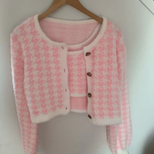 Crop Kofta och Topp Set - Onesize skulle passa M-XL. Aldrig använd. Den är väldigt mysig och mjuk!