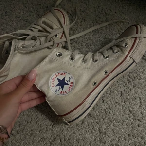 Vita Converse  - Lite slitna men ändå bra skick, lätt att tvätta också ☺️